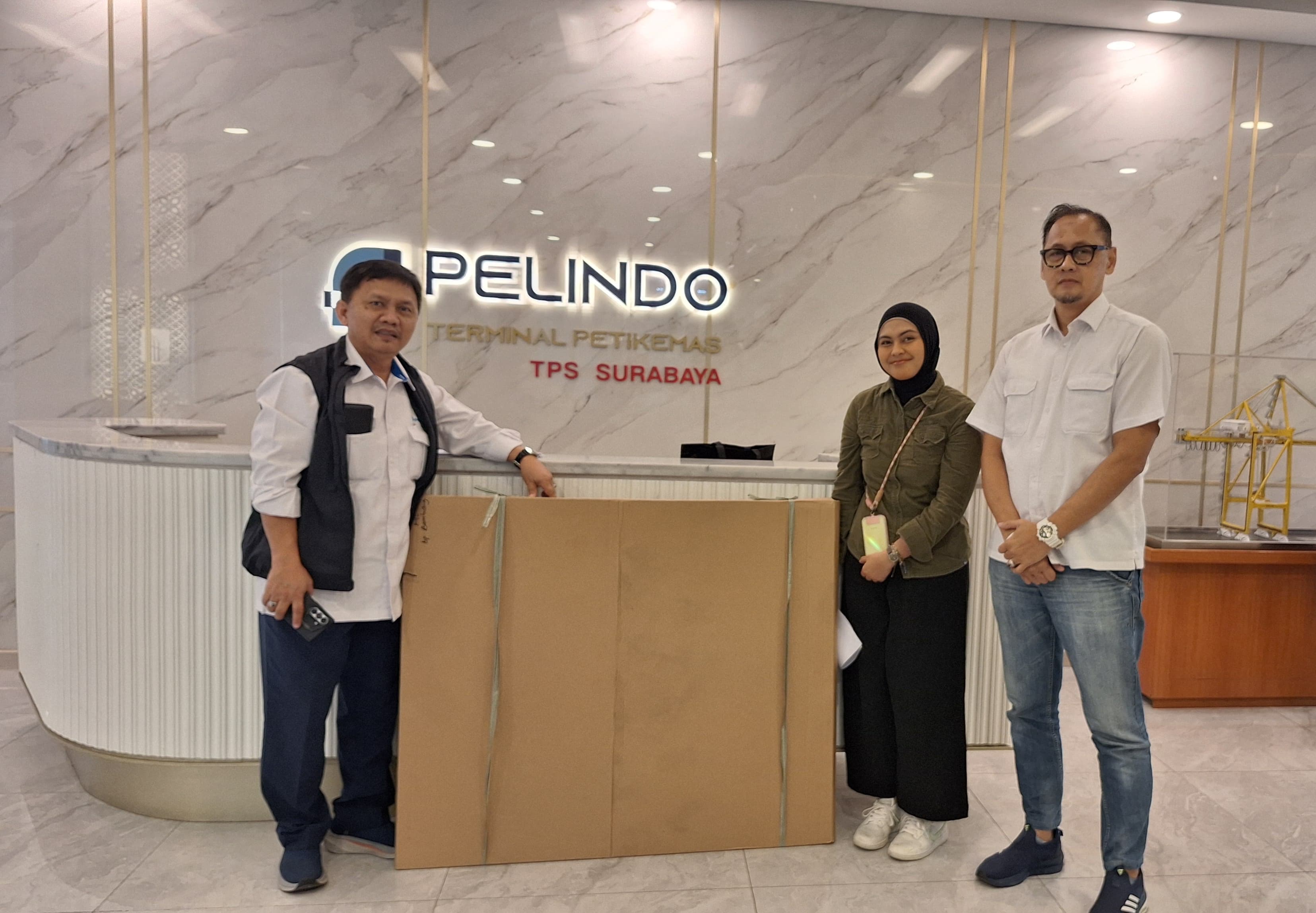 Dokumentasi kunjungan Aksara Art House ke kantor PT Terminal Petikemas Surabaya